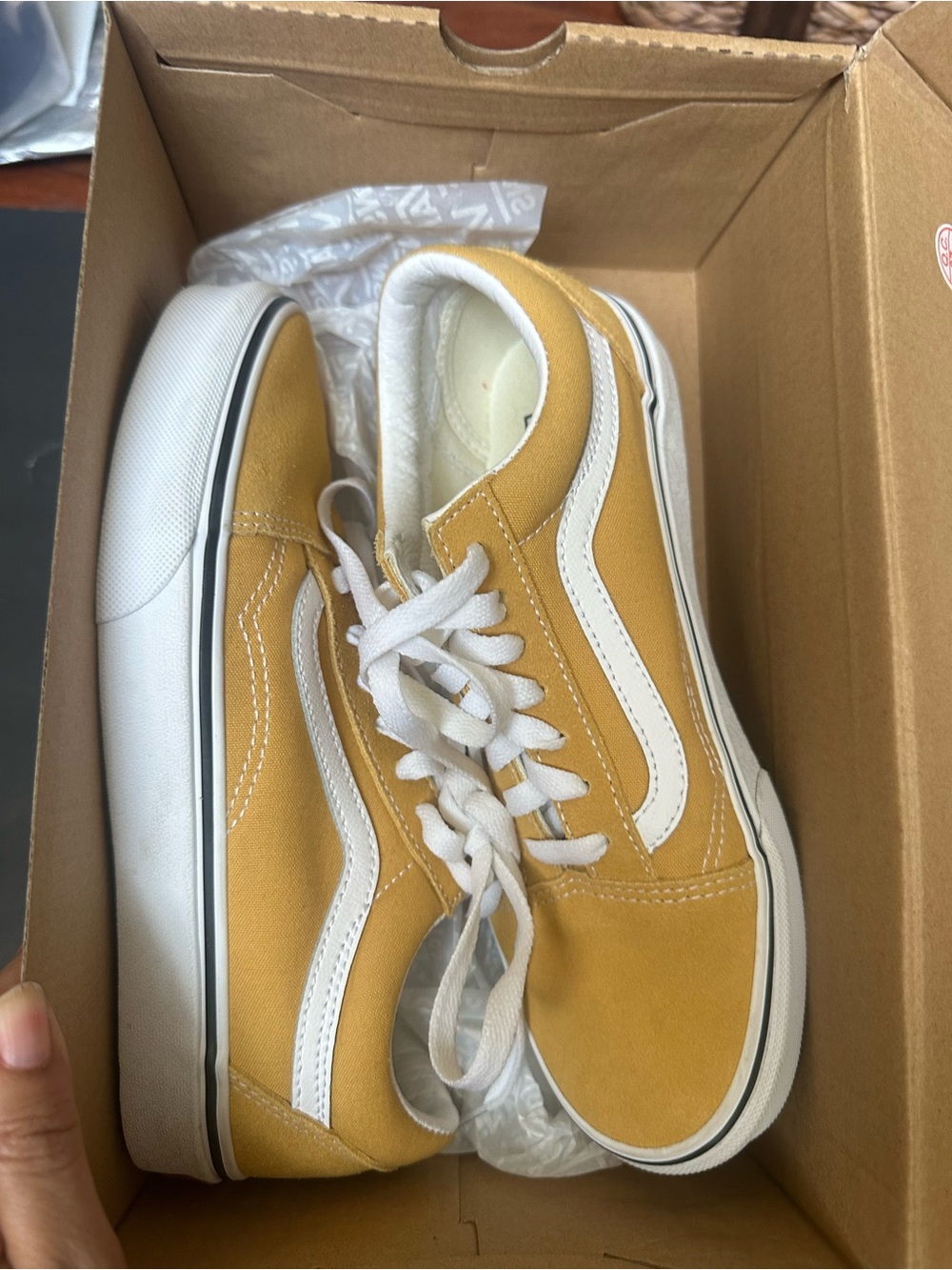 Women’s 7 Old school Ochre/True White Vans.